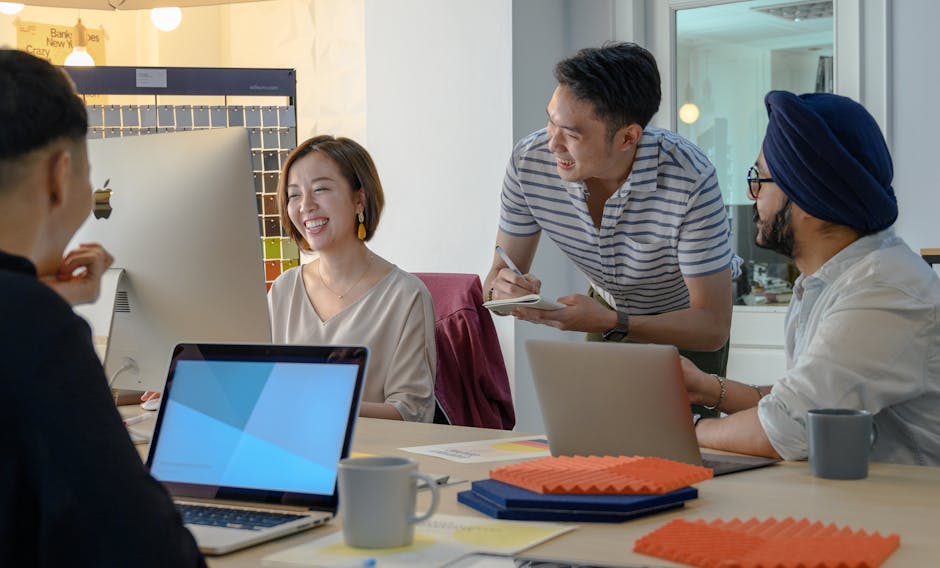 Zróżnicowany zespół kreatywny dyskutujący nad projektem w nowoczesnym biurze.